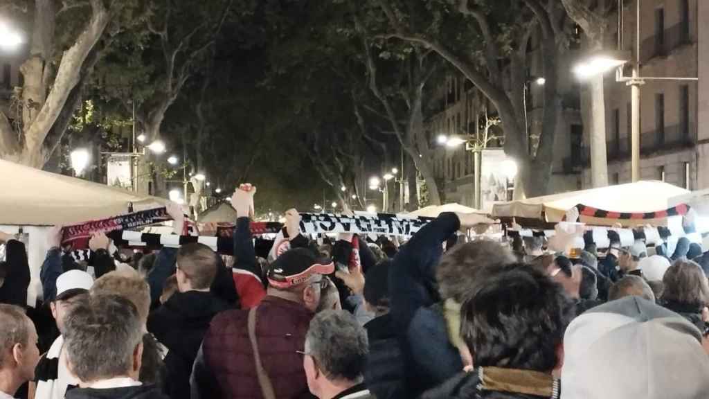 Hinchas del Frankfurt en las Ramblas de Barcelona / GUILLEM ANDRÉS