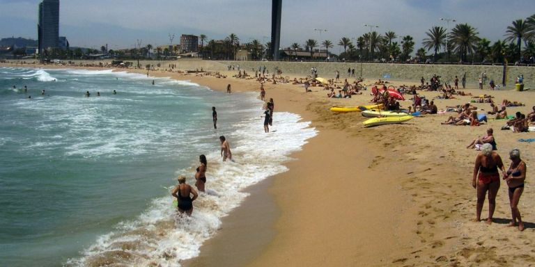 Bañistas en la playa del Bogatell / BCN FILM COMISSION