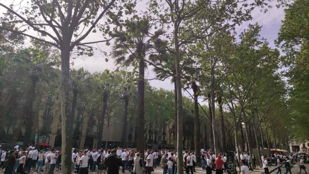 Hinchas del Frankfurt en la rambla del Raval este jueves / CEDIDA