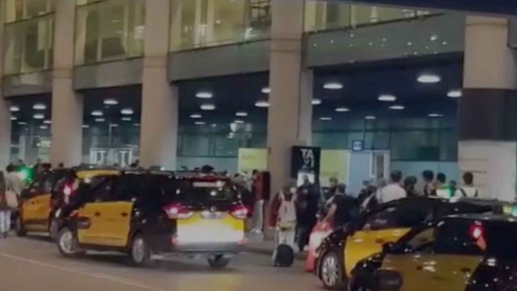 Colapso de taxis en el Aeropuerto del Prat en el inicio de la Semana Santa / CEDIDA