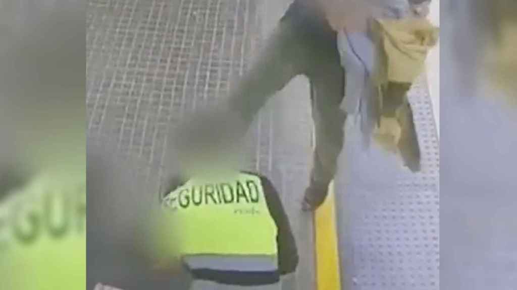 Así fue la brutal agresión que dejó inconsciente a un vigilante de Rodalies en Mataró / MOSSOS D'ESQUADRA