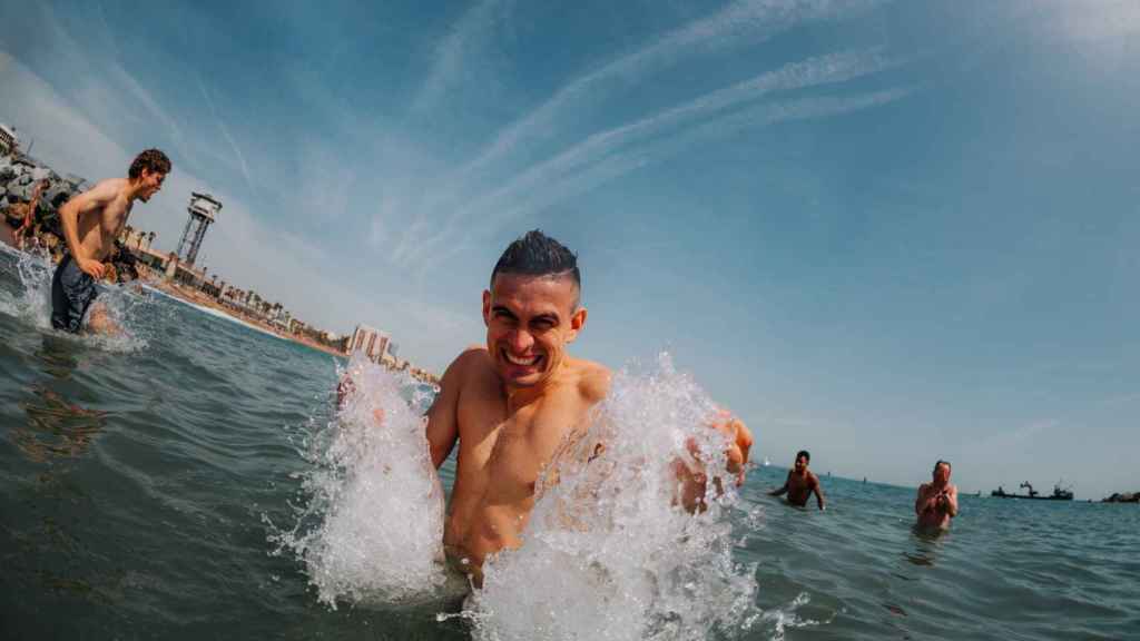 Los jugadores del Eintracht se dan un baño en la playa de Barcelona tras eliminar a los azulgranas / @eintracht_esp