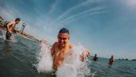 Los jugadores del Eintracht se dan un baño en la playa de Barcelona tras eliminar a los azulgranas / @eintracht_esp