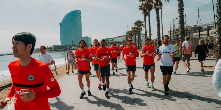 Los jugadores del Eintracht se dan un baño en la playa de Barcelona tras eliminar a los azulgranas / @eintracht_esp