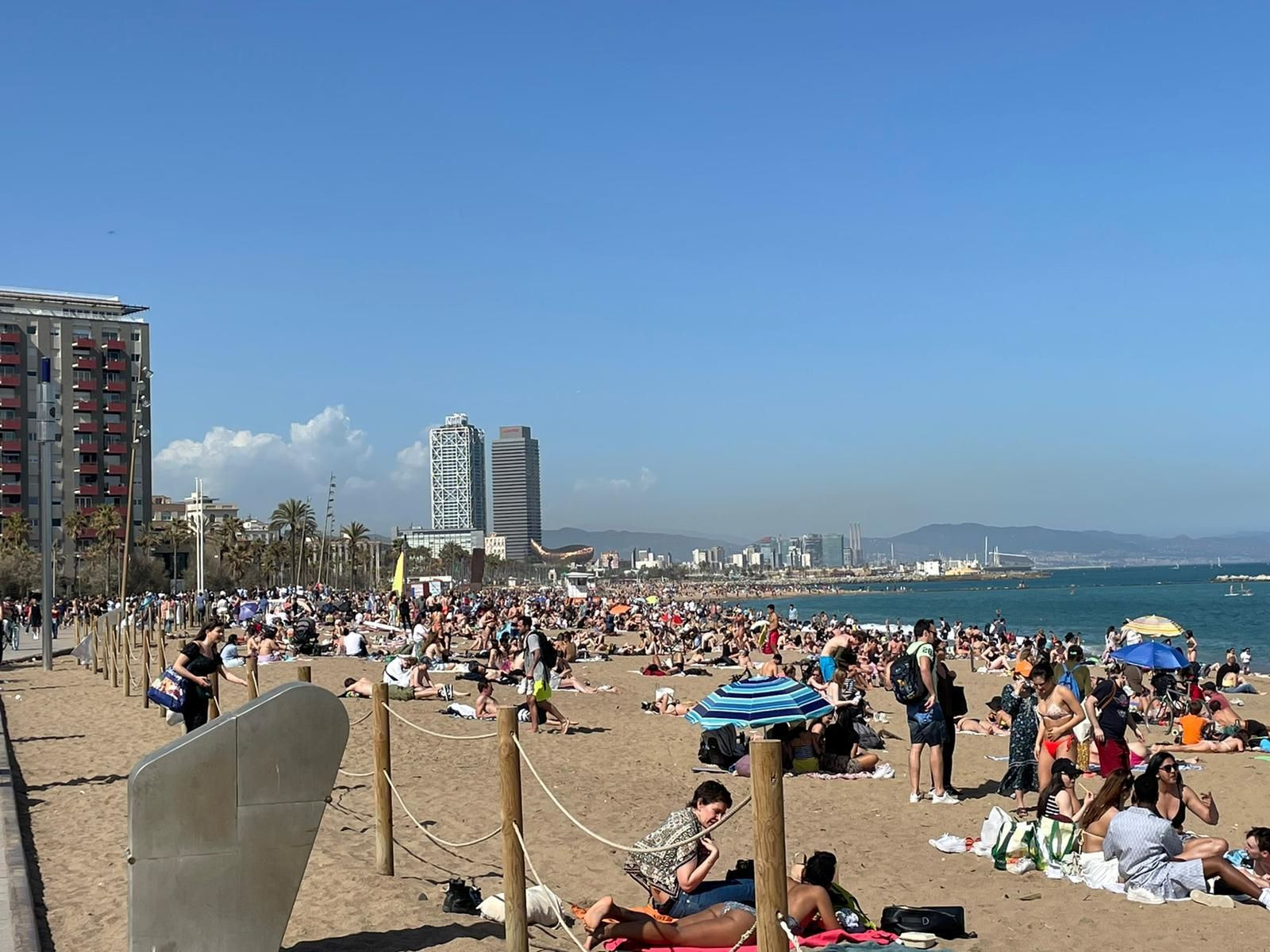 Playa llena de gente en Barcelona / METRÓPOLI