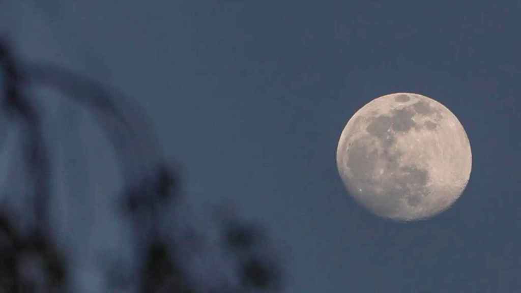 Imagen de archivo de una Luna llena en Barcelona