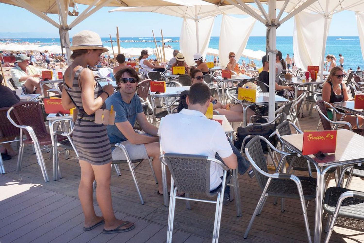 Turistas en un chiringuito de la Barceloneta / AYUNTAMIENTO DE BARCELONA