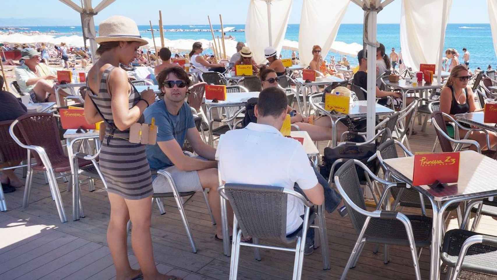 Turistas en un chiringuito de la Barceloneta / AYUNTAMIENTO DE BARCELONA