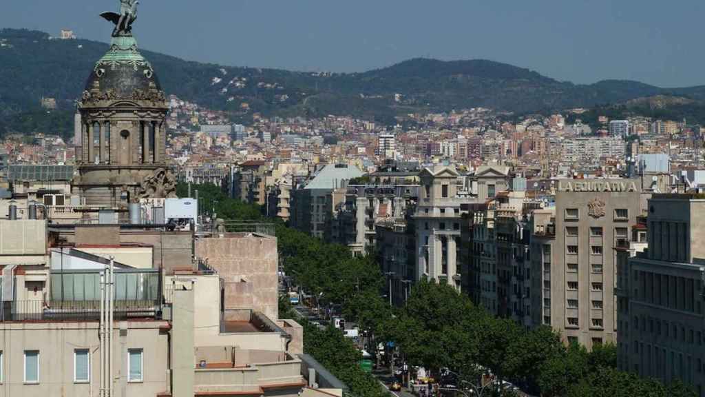 Vista del paseo de Gràcia con el edificio de La Unión y el Fénix en primer término / AYUNTAMIENTO DE BARCELONA