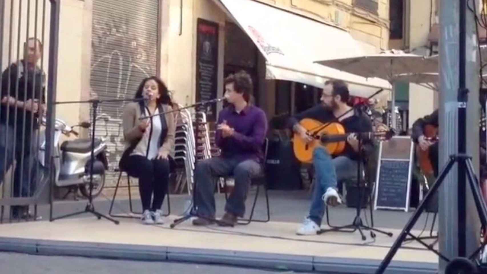 Rosalía cantando en el Raval antes de ser famosa para ganar dinero