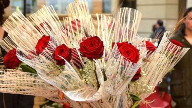 Ramo de rosas en una parada el día de Sant Jordi
