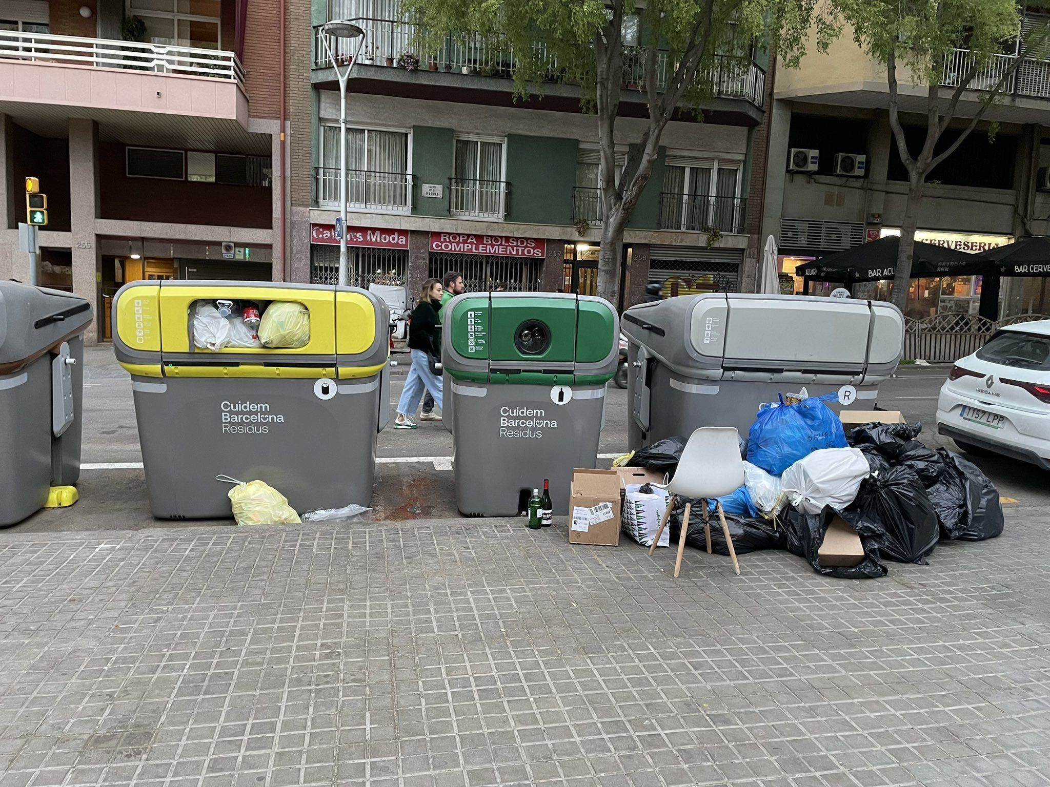 Contenedores de reciclaje y residuos domésticos, llenos de basura / RRSS