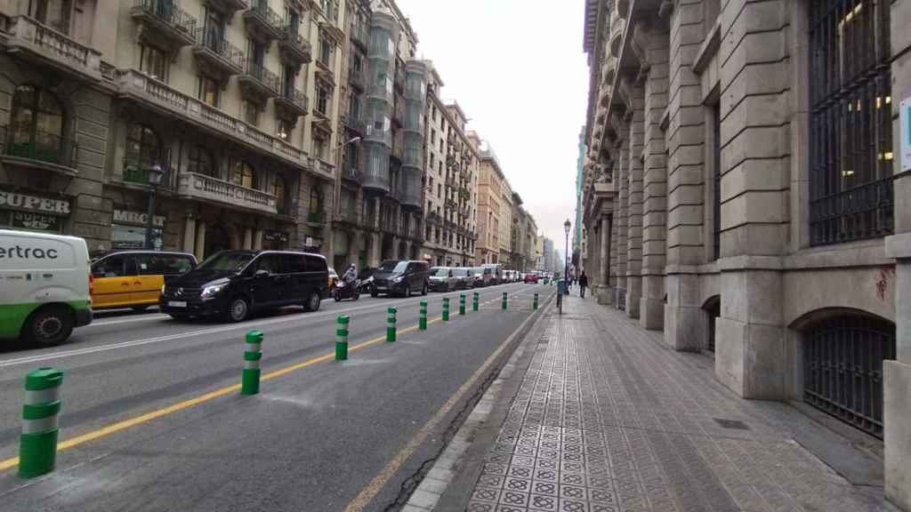 Atascos este martes en los dos carriles de bajada de la vía Laietana / METRÓPOLI