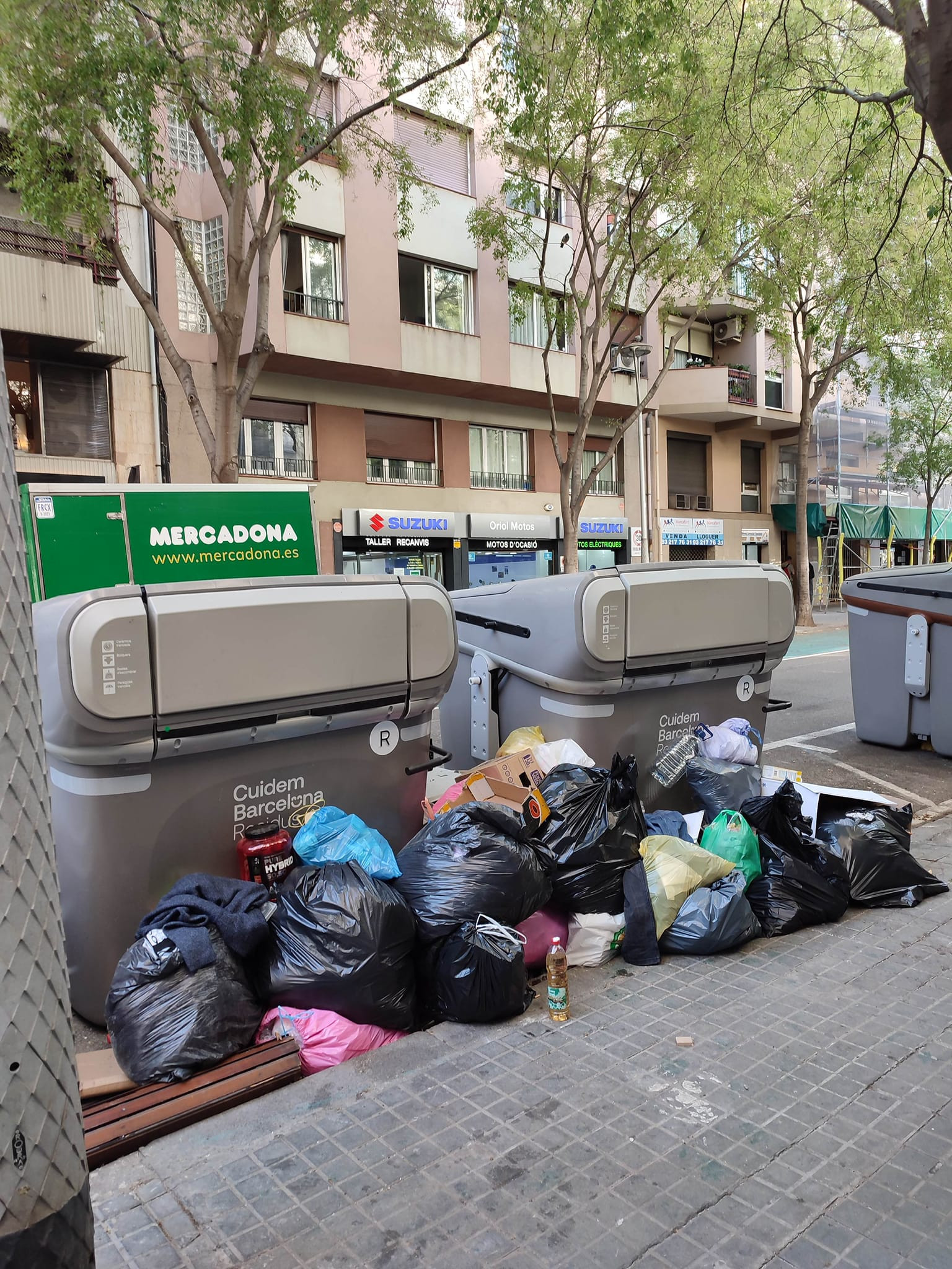 Acumulación de bolsas de basura delante de contenedores de residuos domésticos / RRSS