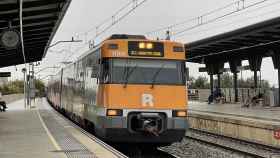 Tren de la R1 de Rodalies en la estación de Cabrera de Mar / METRÓPOLI