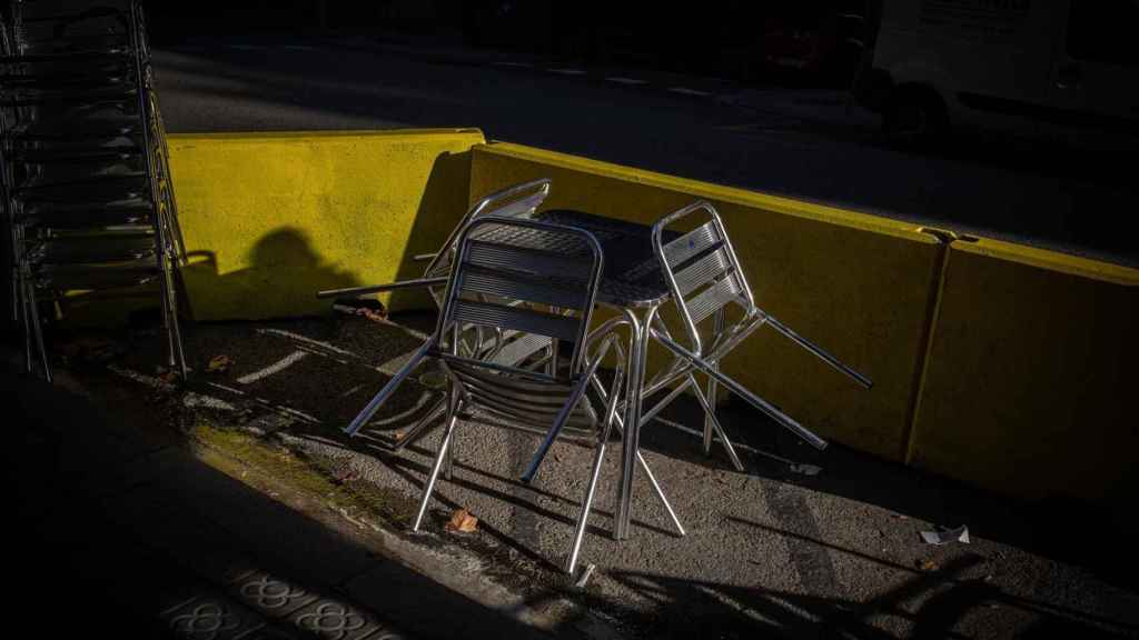 Sillas vacías en una terraza de Barcelona / EUROPA PRESS