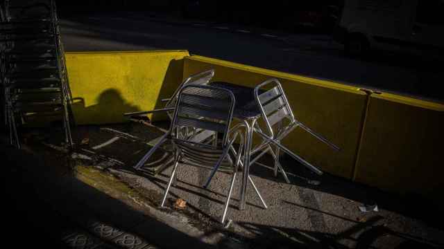 Sillas vacías en una terraza de Barcelona / EUROPA PRESS