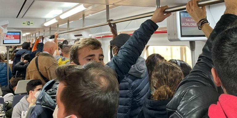 Tren de Rodalies abarrotado / METRÓPOLI ABIERTA