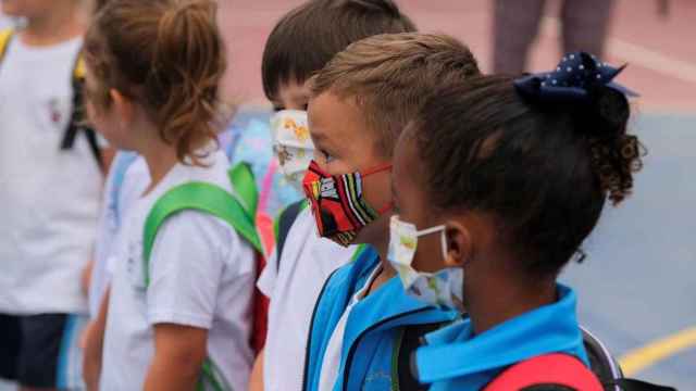 Niños llevan la mascarilla en el colegio / EFE