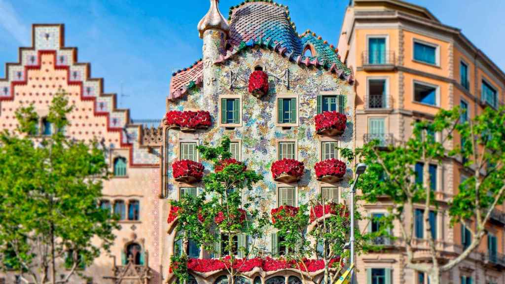Fachada de la Casa Batlló de Barcelona el día de Sant Jordi