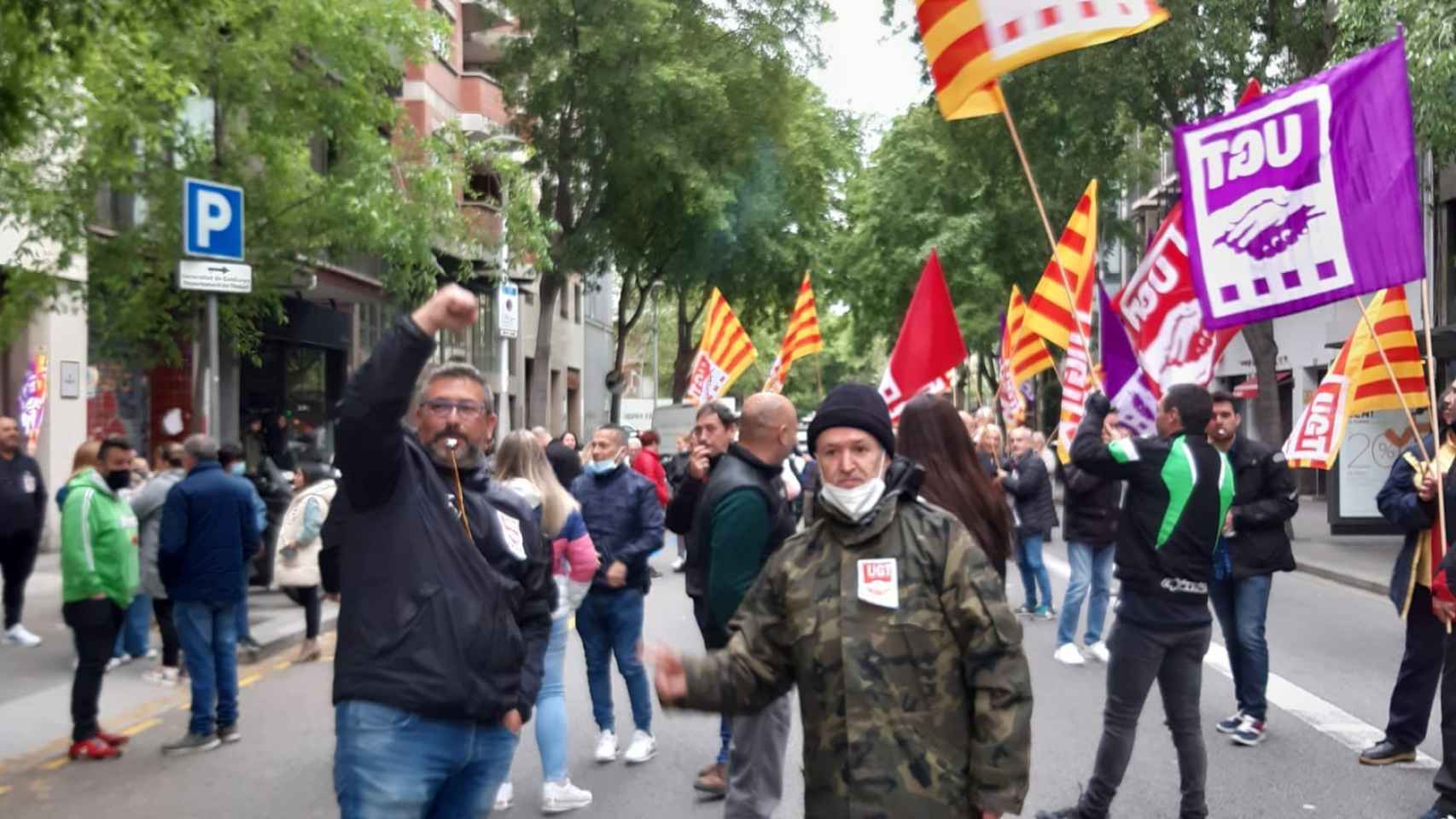 Trabajadores del servicio de limpieza y recogida de basuras de Barcelona, frente a la sede del departament de Treball / CEDIDA