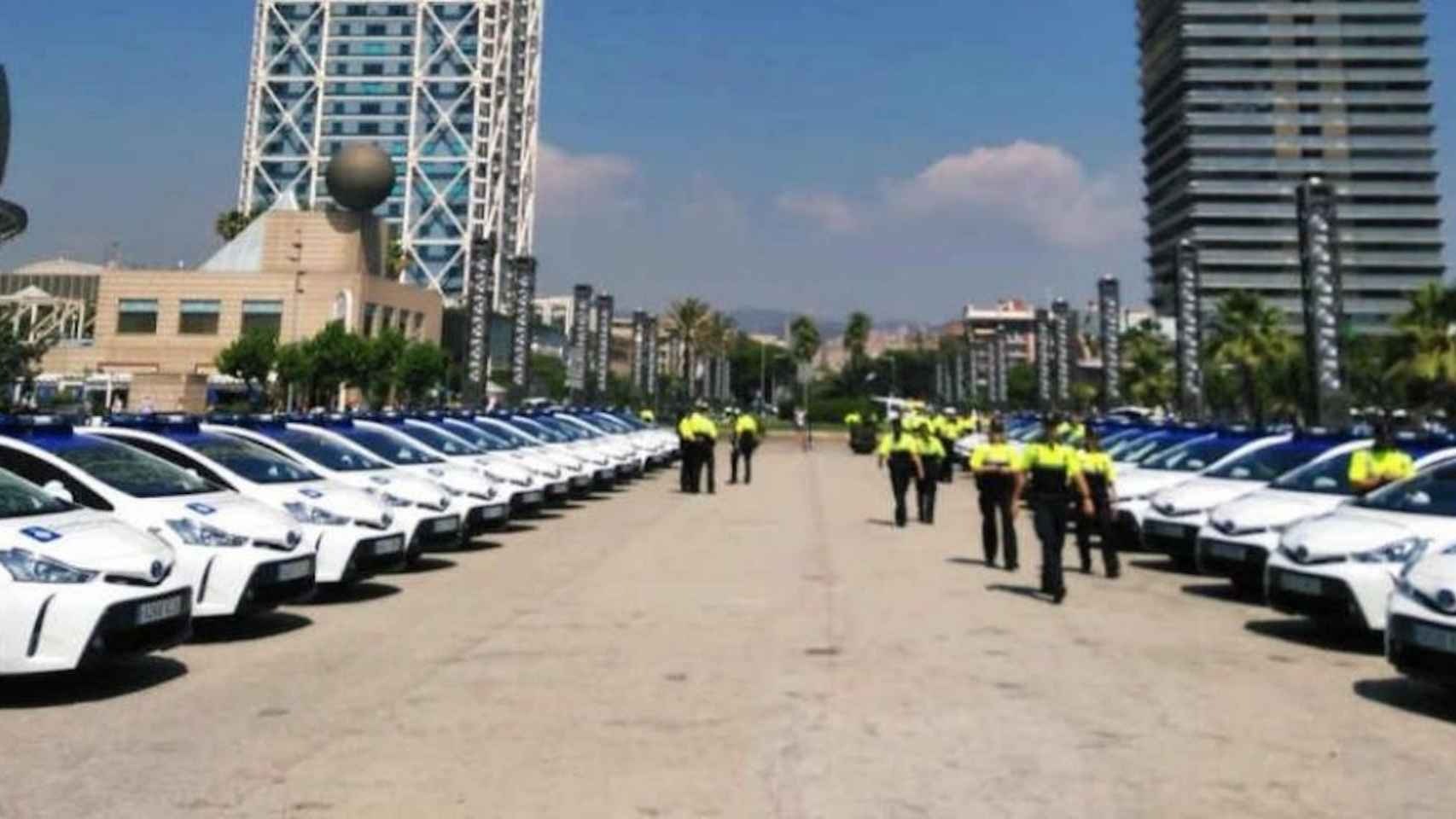 Coches Toyota Prius de la Guardia Urbana, en 2018, el día de la presentación / TWITTER GUARDIA URBANA