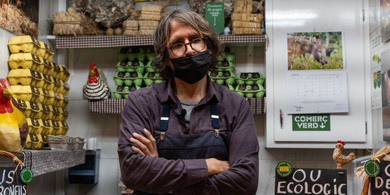 El especialista en huevos del mercat de Galvany / LUIS MIGUEL AÑÓN - MA