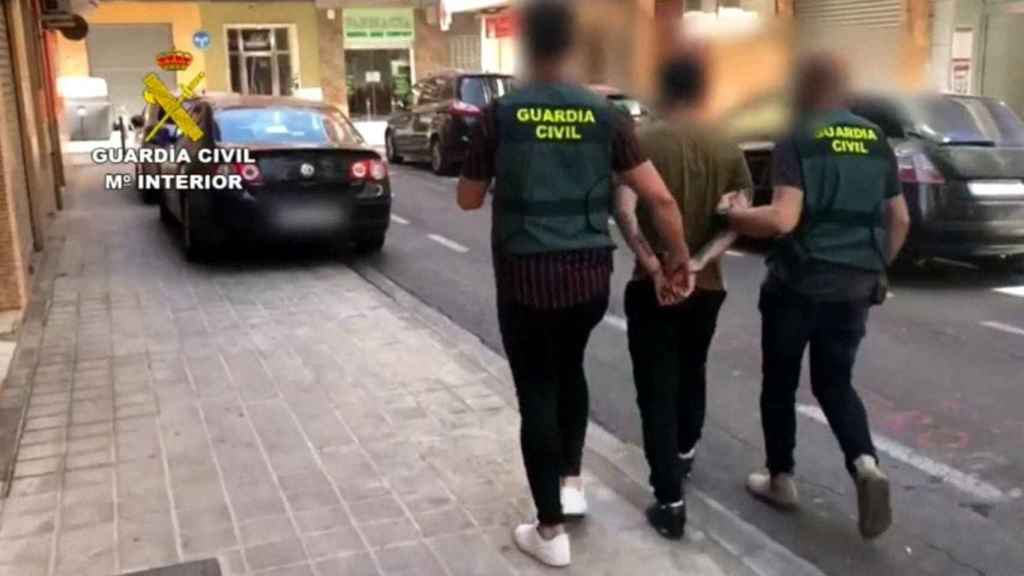 Un detenido por la Guardia Civil en una imagen de archivo