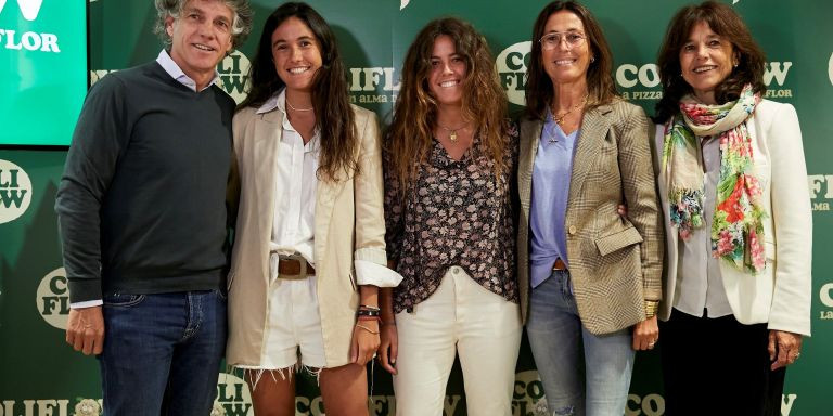 Vicario arropada de su familia durante la presentación de su marca / COLIFLOW