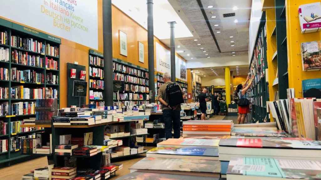 Interior de la tienda de la Casa del Libro de Paseo de Gràcia / CASA DEL LIBRO