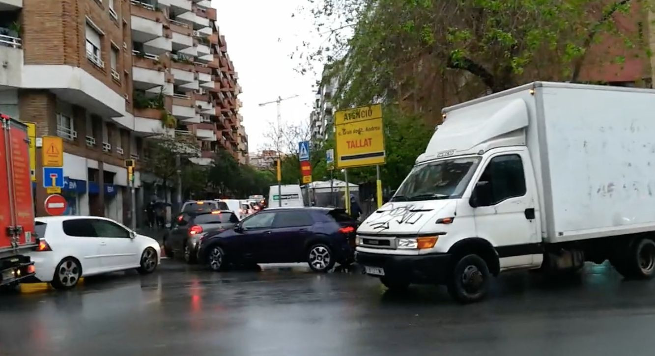 Atasco en en Sant Andreu este jueves / TRÀNSIT SANT ANDREU