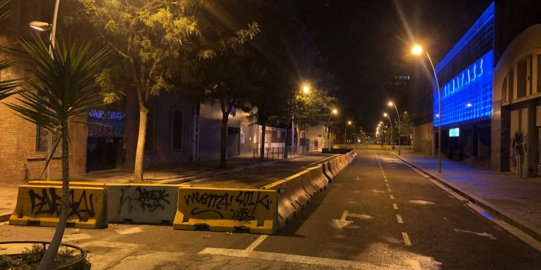 La calle Almogàvers, cortada por obras / CEDIDA