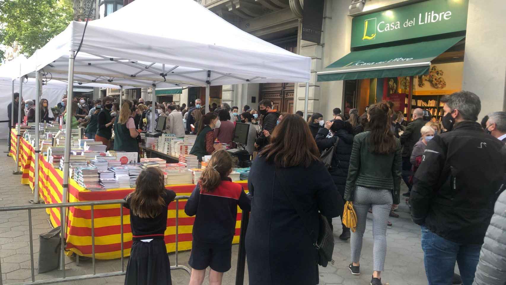 Personas haciendo cola ante una tienda de la Casa del Libro de Barcelona en Sant Jordi / METRÓPOLI