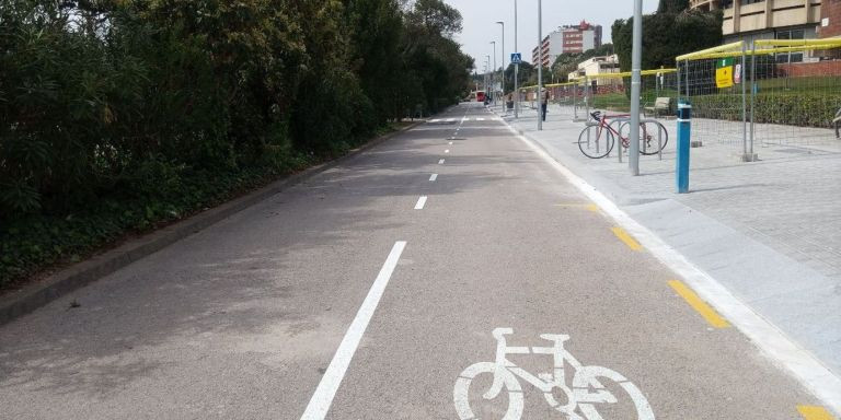 Nuevo carril bici en el lateral de la Diagonal / AJ BCN