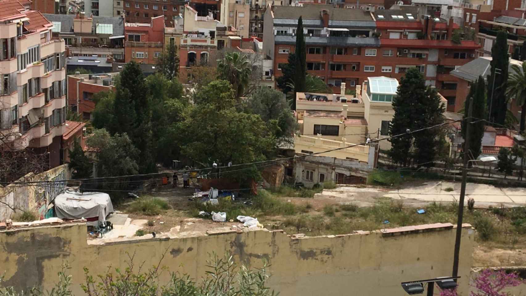 Solar 'okupado' de la antigua Clínica Sant Josep, en el Putxet / METRÓPOLI - RP