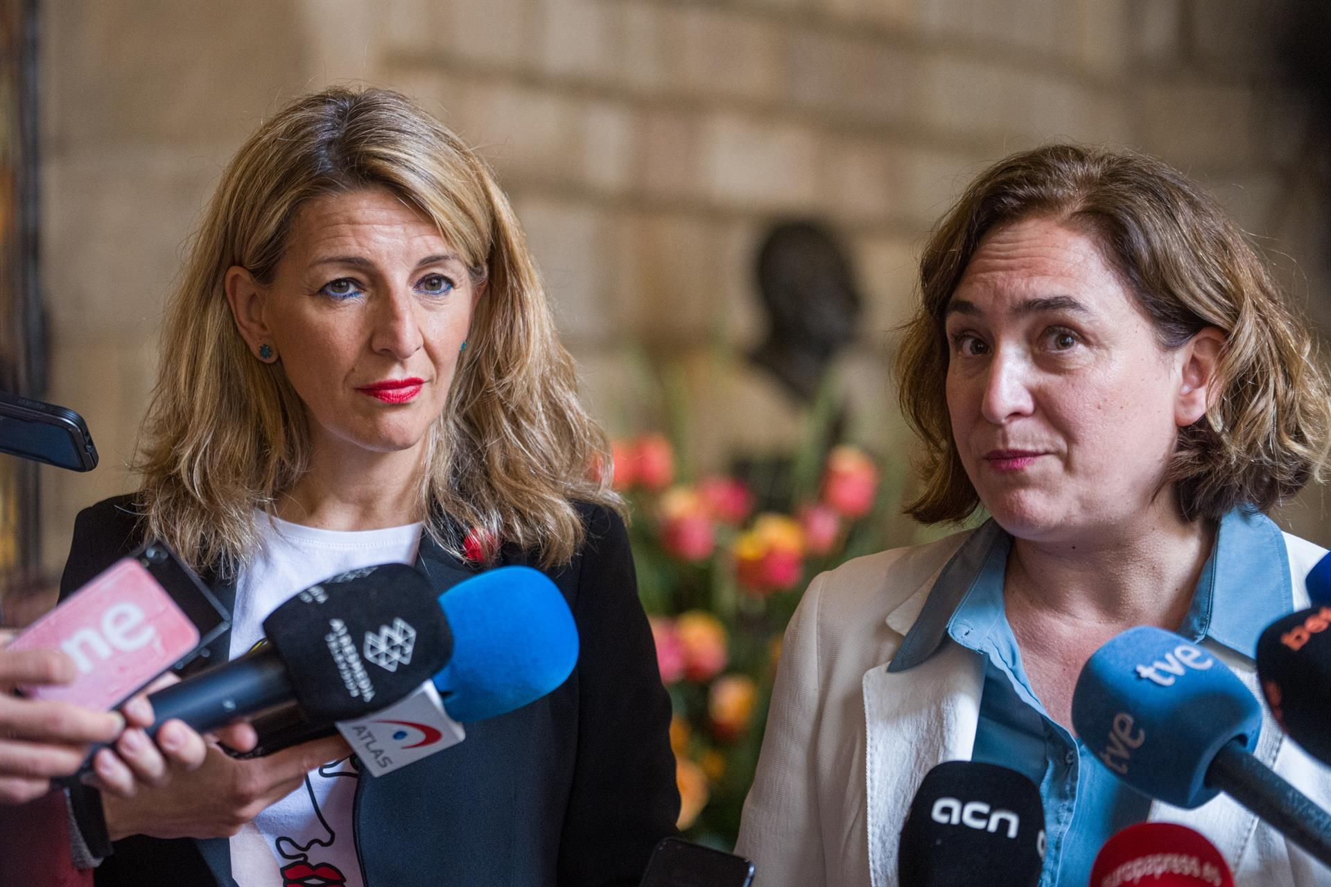 Yolanda Díaz y Ada Colau en el desayuno de Sant Jordi del Ayuntamiento de Barcelona / EUROPA PRESS - Lorena Sopena