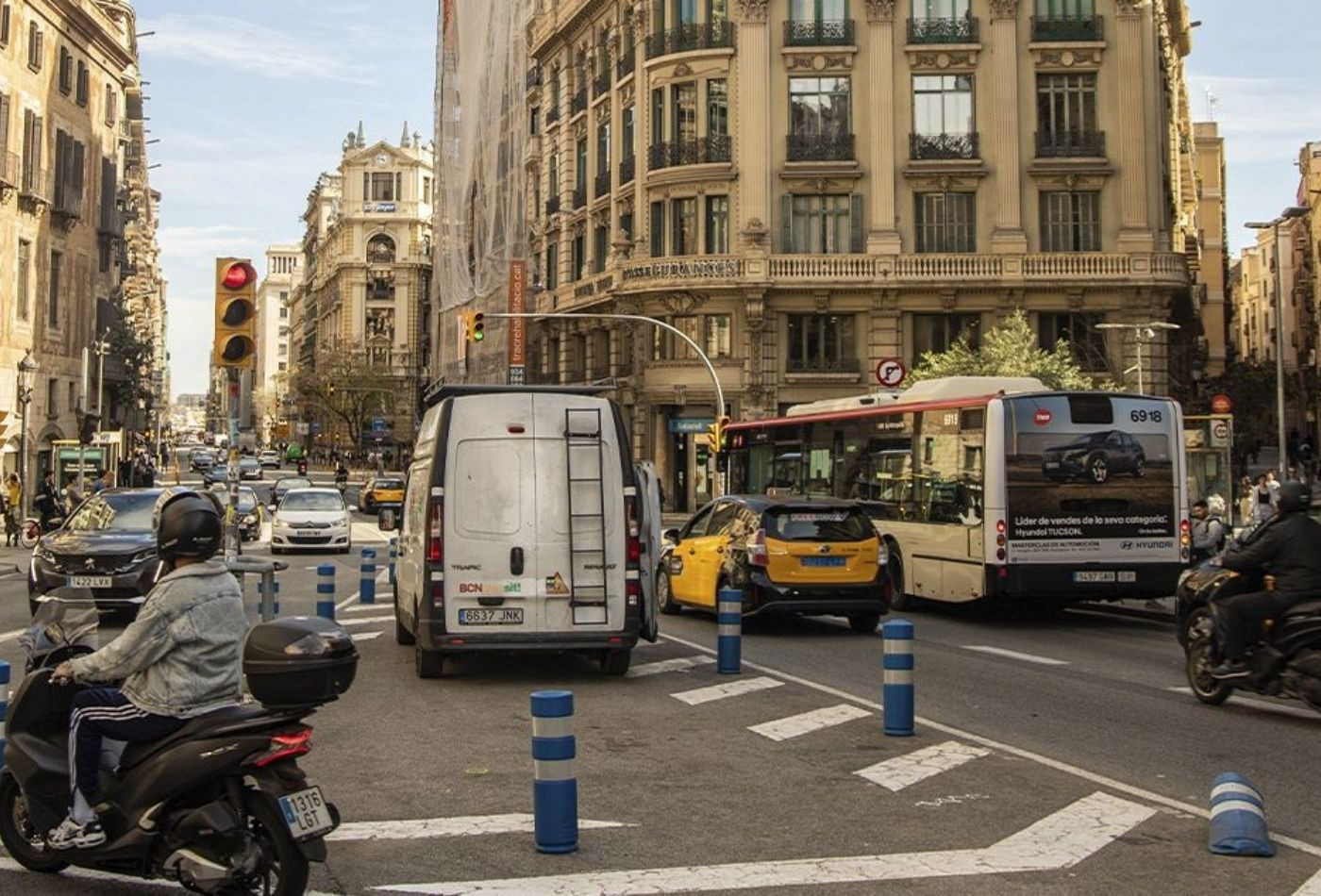 Caos circulatorio en la vía Laietana / GALA ESPÍN