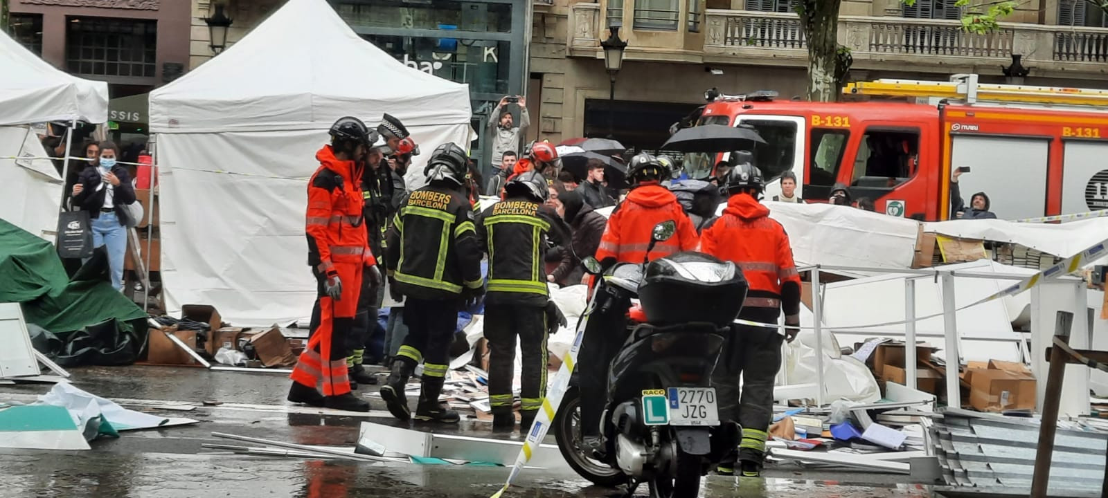 Bomberos en el lugar donde una persona ha quedado herida tras caerle una carpa de la 'superilla' literaria / CEDIDA