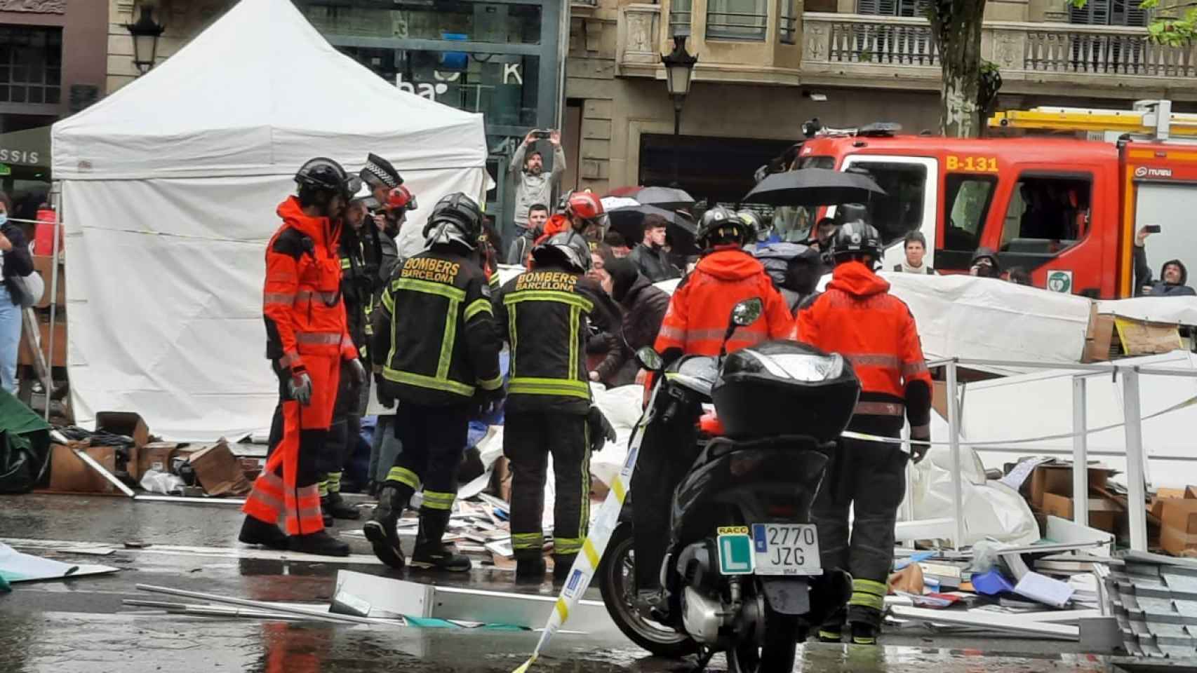 Bomberos en el lugar donde una persona ha quedado herida tras caerle una carpa de la 'superilla' literaria / CEDIDA