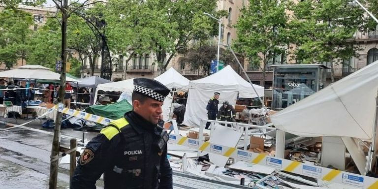 Agentes de la Guardia Urbana y los Bomberos intervienen ante los destrozos / CEDIDA