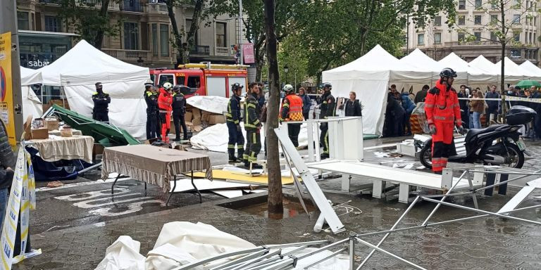 Bomberos trabajando en el lugar en el que una persona ha quedado herida tras caerle una carpa / METRÓPOLI