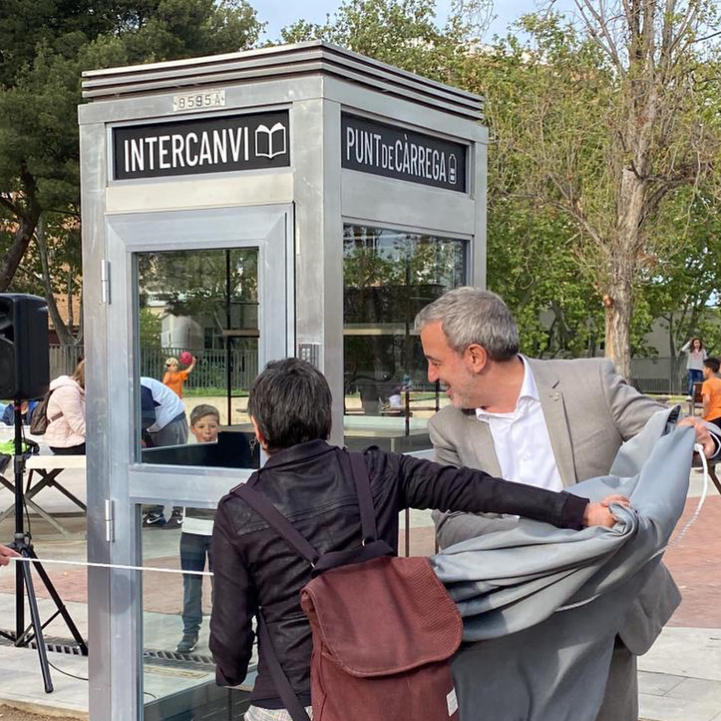 Jaume Collboni inaugura la última cabina telefónica de Barcelona como biblioteca urbana / INSTAGRAM