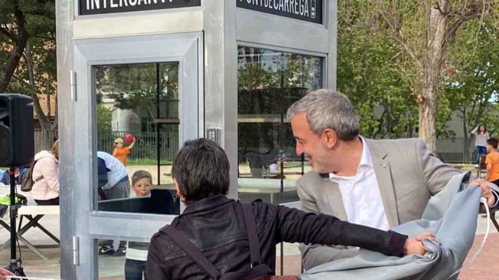 Jaume Collboni inaugura la última cabina telefónica de Barcelona como biblioteca urbana / INSTAGRAM