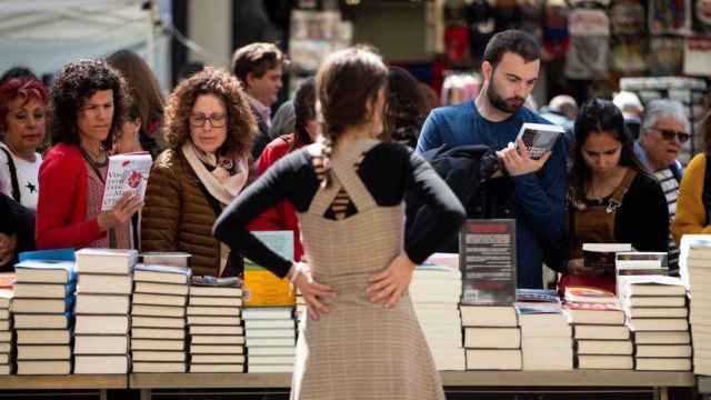 Una paradista vende libros por Sant Jordi un 23 de abril en Barcelona / EFE