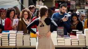 Una paradista vende libros por Sant Jordi un 23 de abril en Barcelona / EFE