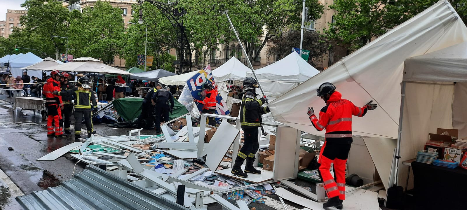 Los bomberos tratan de arreglar el desastre ocasionado por el viento en la 'superilla' literaria / CEDIDA