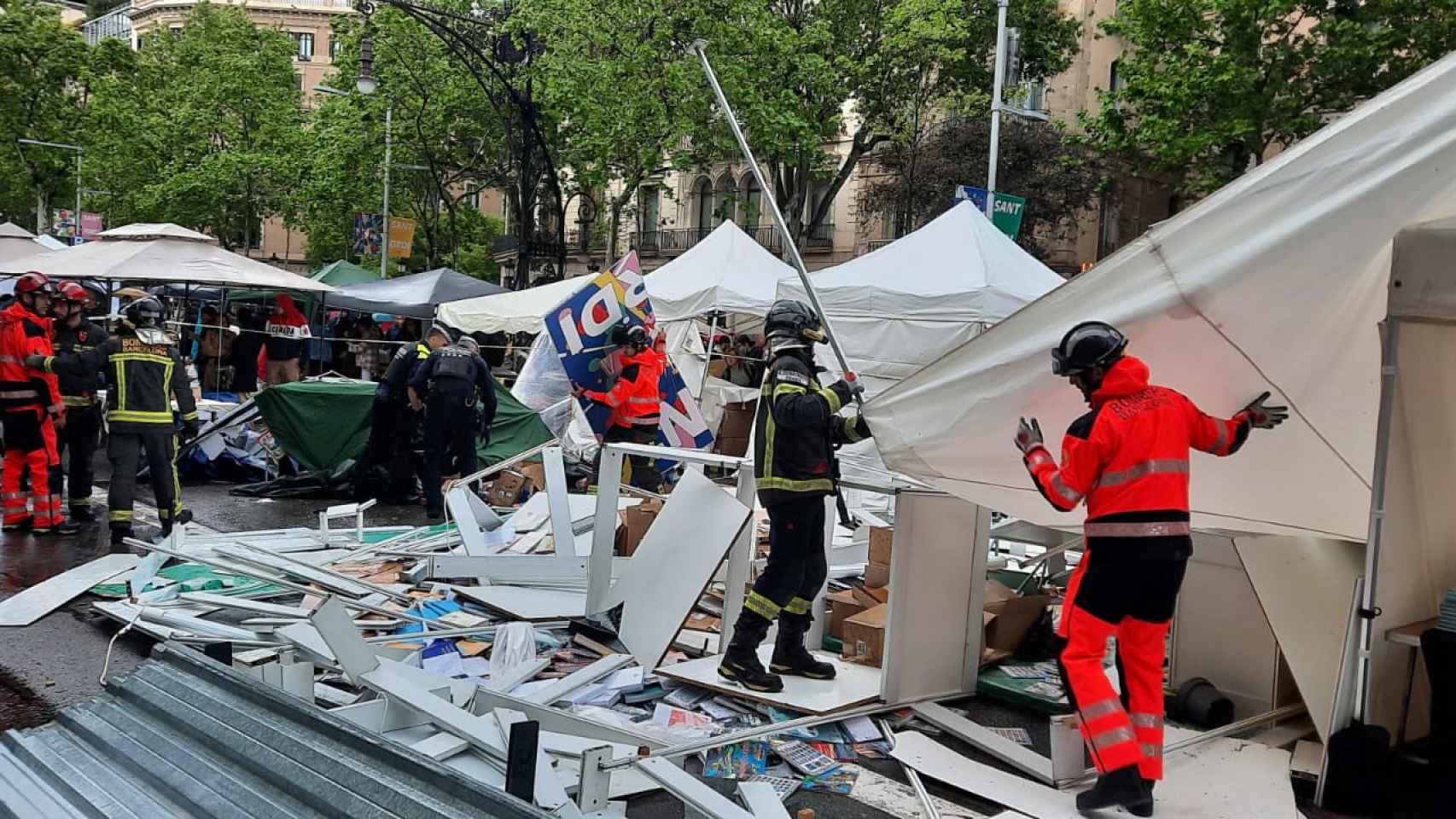 Desastre ocasionado en las paradas de libros por el viento en la 'superilla' literaria / CEDIDA