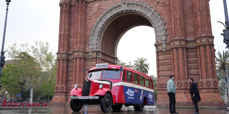 Autobús histórico de TMB, como punto de venta de libros de Sant Jordi / LUIS MIGUEL AÑÓN - MA