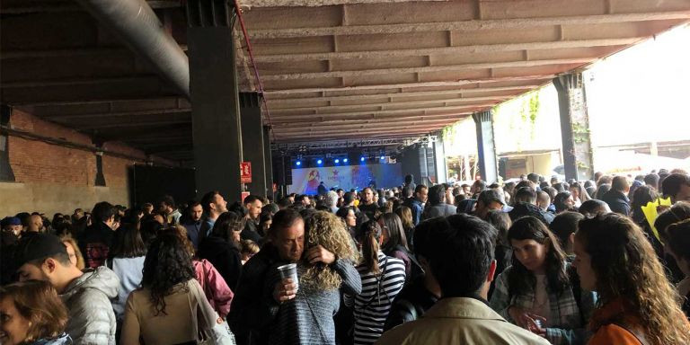 Asistentes a los conciertos en la fábrica Damm en Sant Jordi / MA