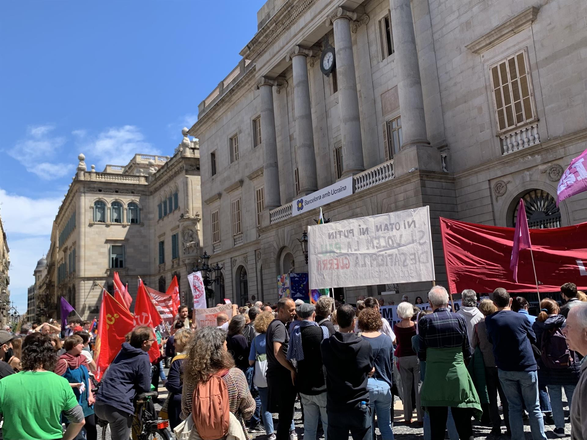 Manifestantes protestando en la plaza Sant Jaume contra la guerra entre Rusia y Ucrania / EUROPA PRESS